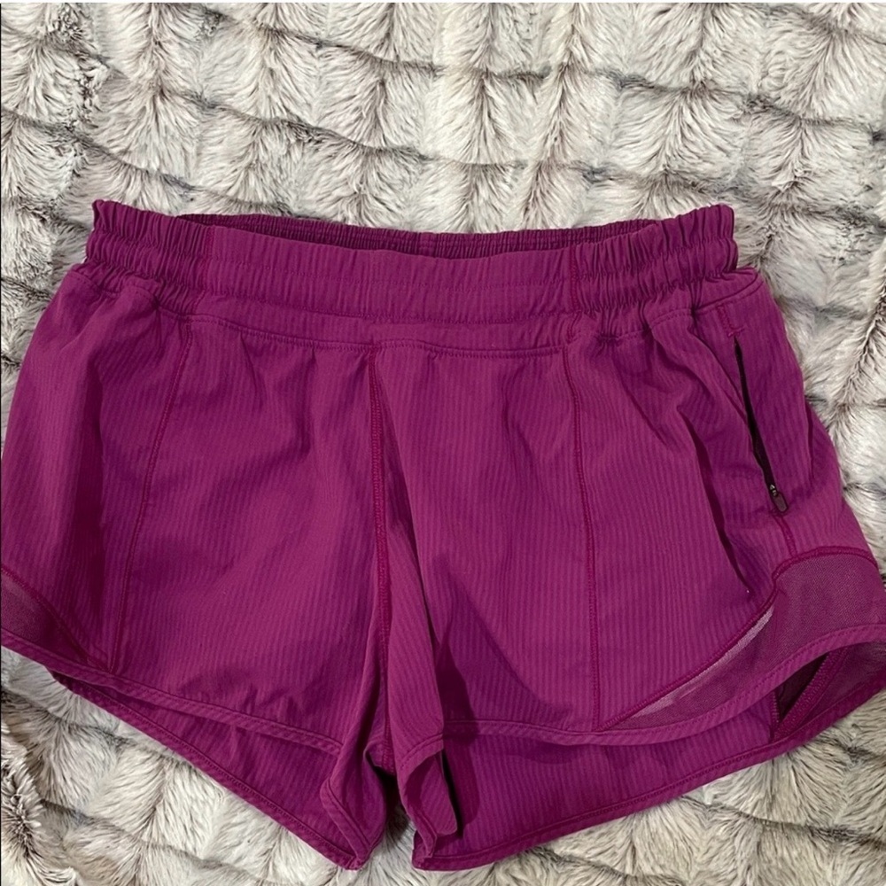 Lululemon Hotty Hot Short Low Rise  2.5” inseam Size 6